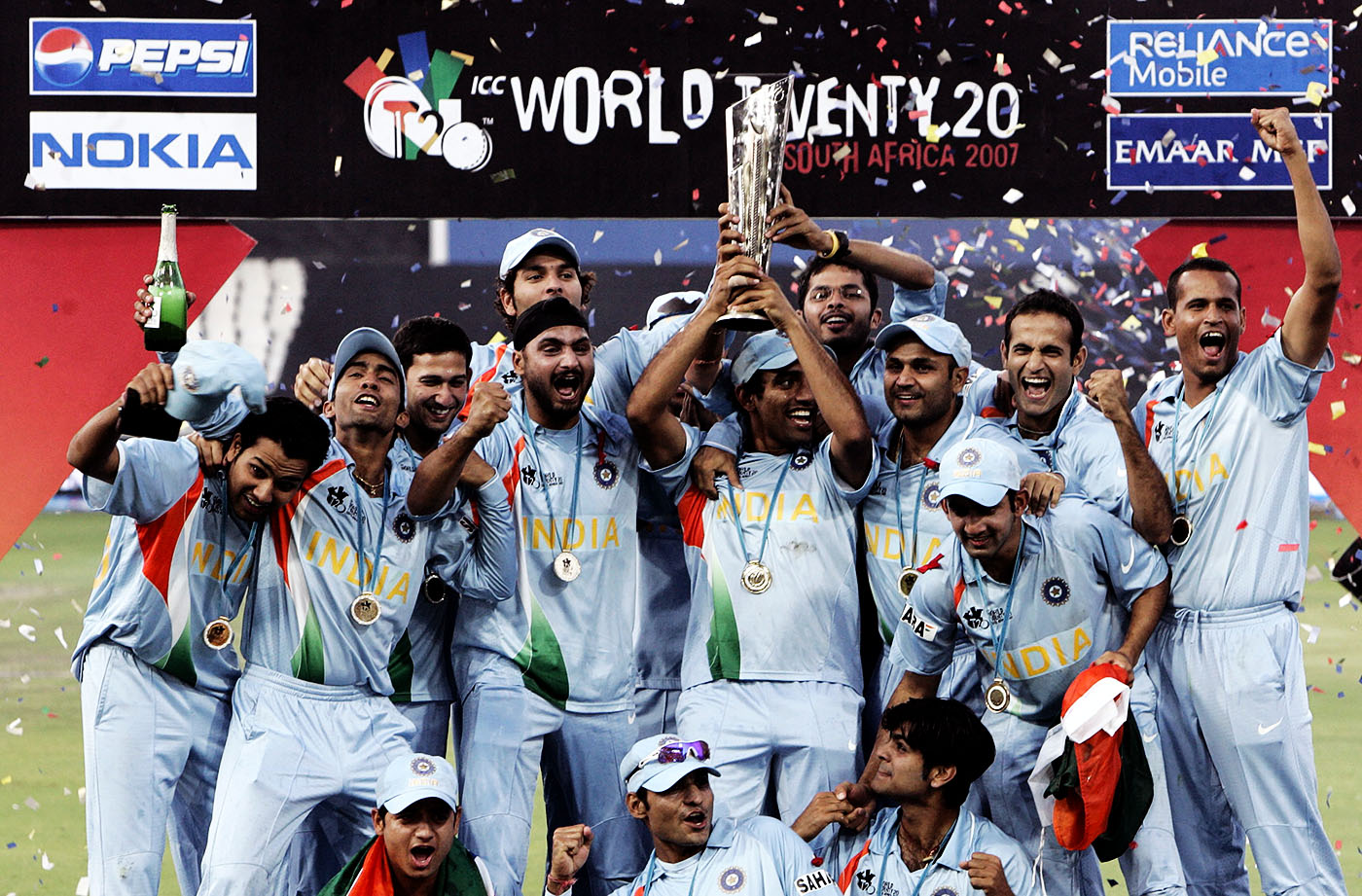 India lift the ICC World Twenty20 trophy at the end of a thrilling final against Pakistan, India v Pakistan, ICC World Twenty20 final, Johannesburg, September 24, 2007